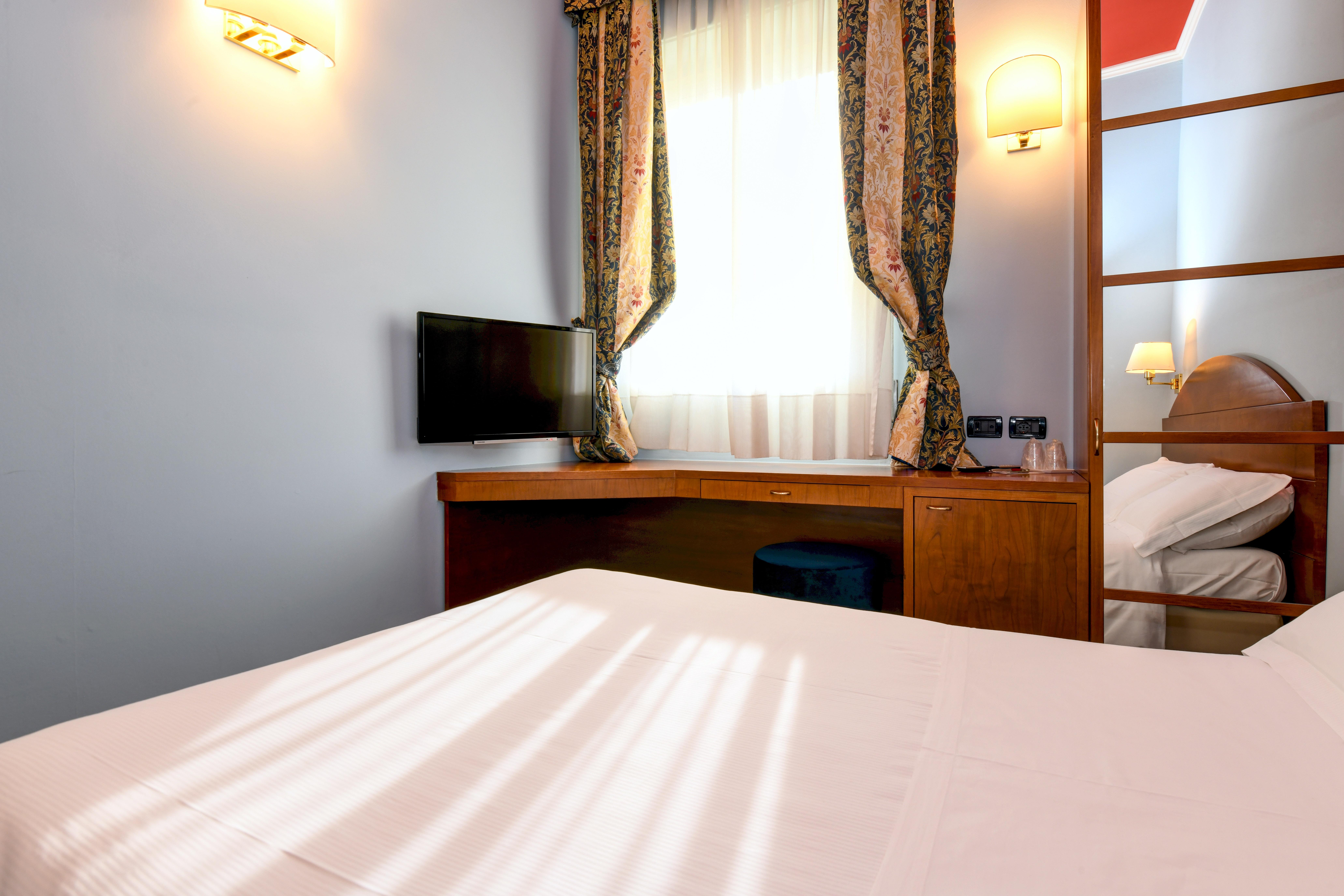 Hotel City Desenzano del Garda Esterno foto