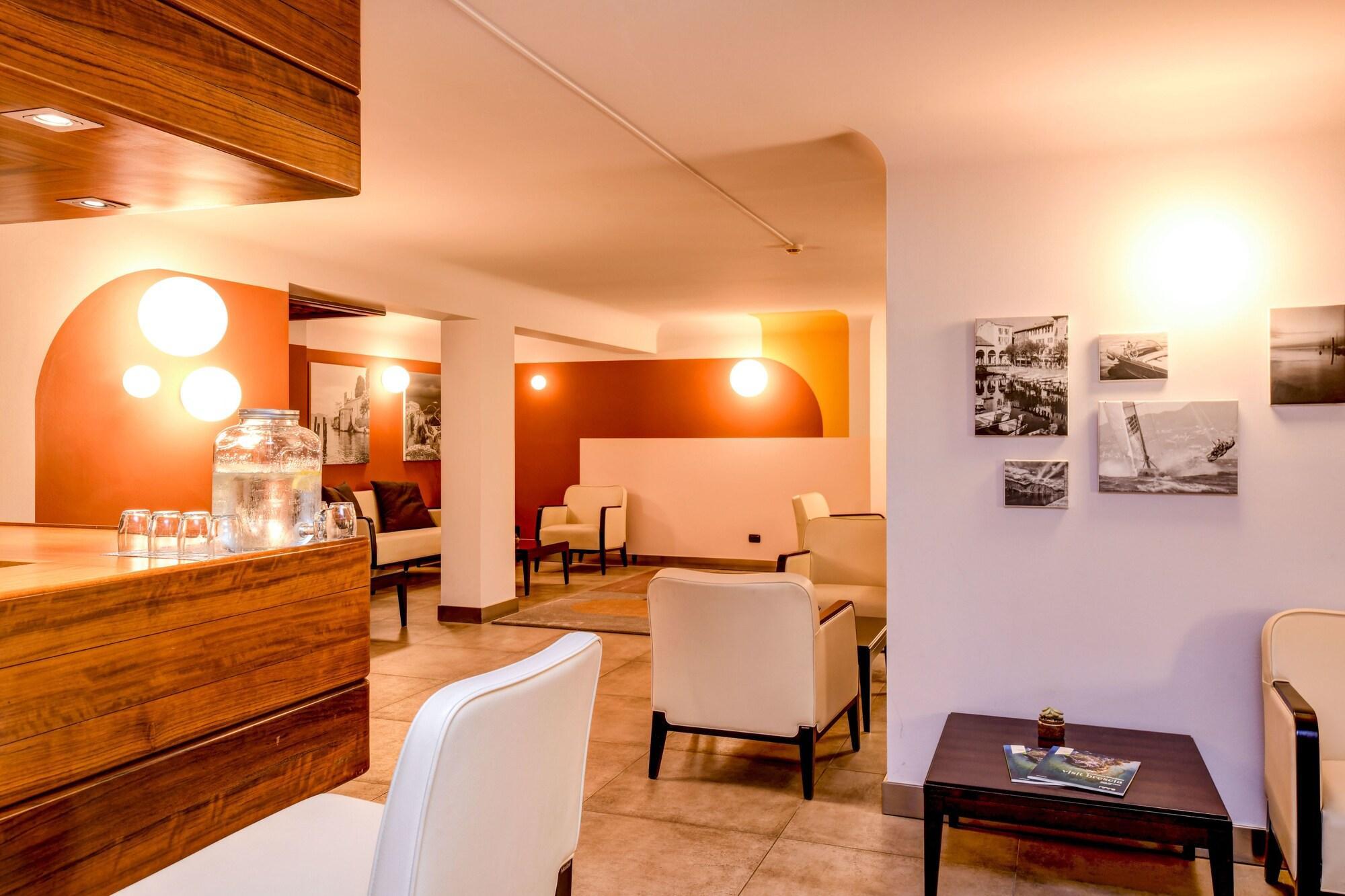 Hotel City Desenzano del Garda Esterno foto